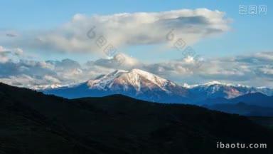 冰雪覆盖的山峰全景景观与大白云和蓝天
